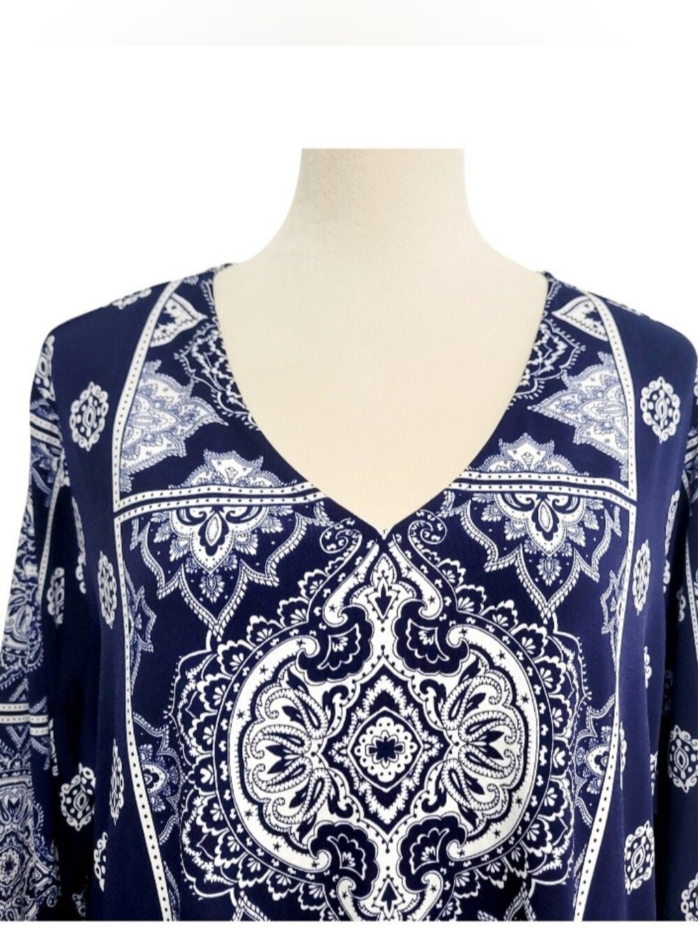 Susan Graver Size 1X Liquid Knit Navy Paisley Tunic Top V-Neck Stretch Plus Size - Picture 3 of 13